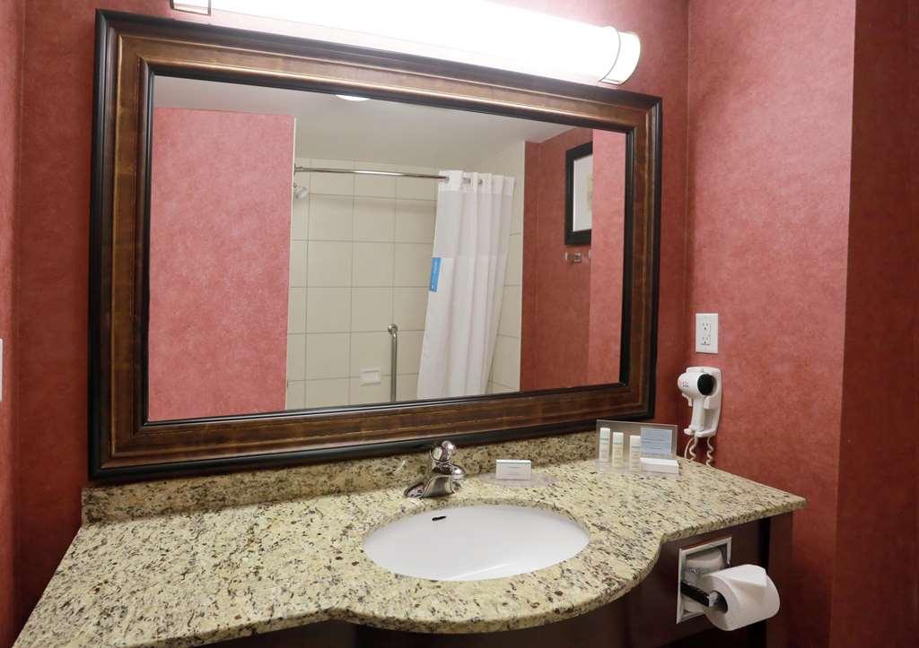 Hampton Inn & Suites Laval Rum bild