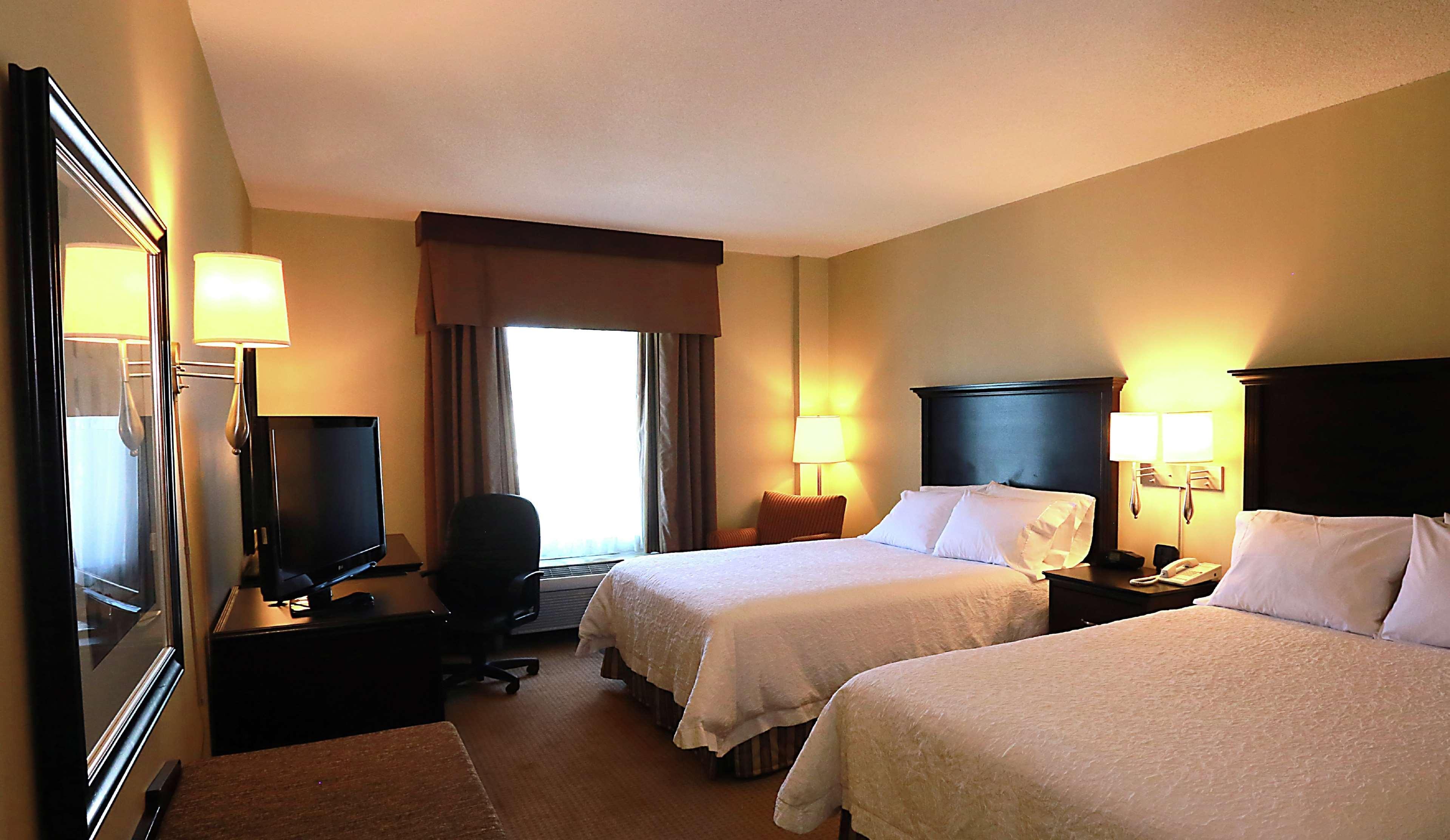 Hampton Inn & Suites Laval Exteriör bild