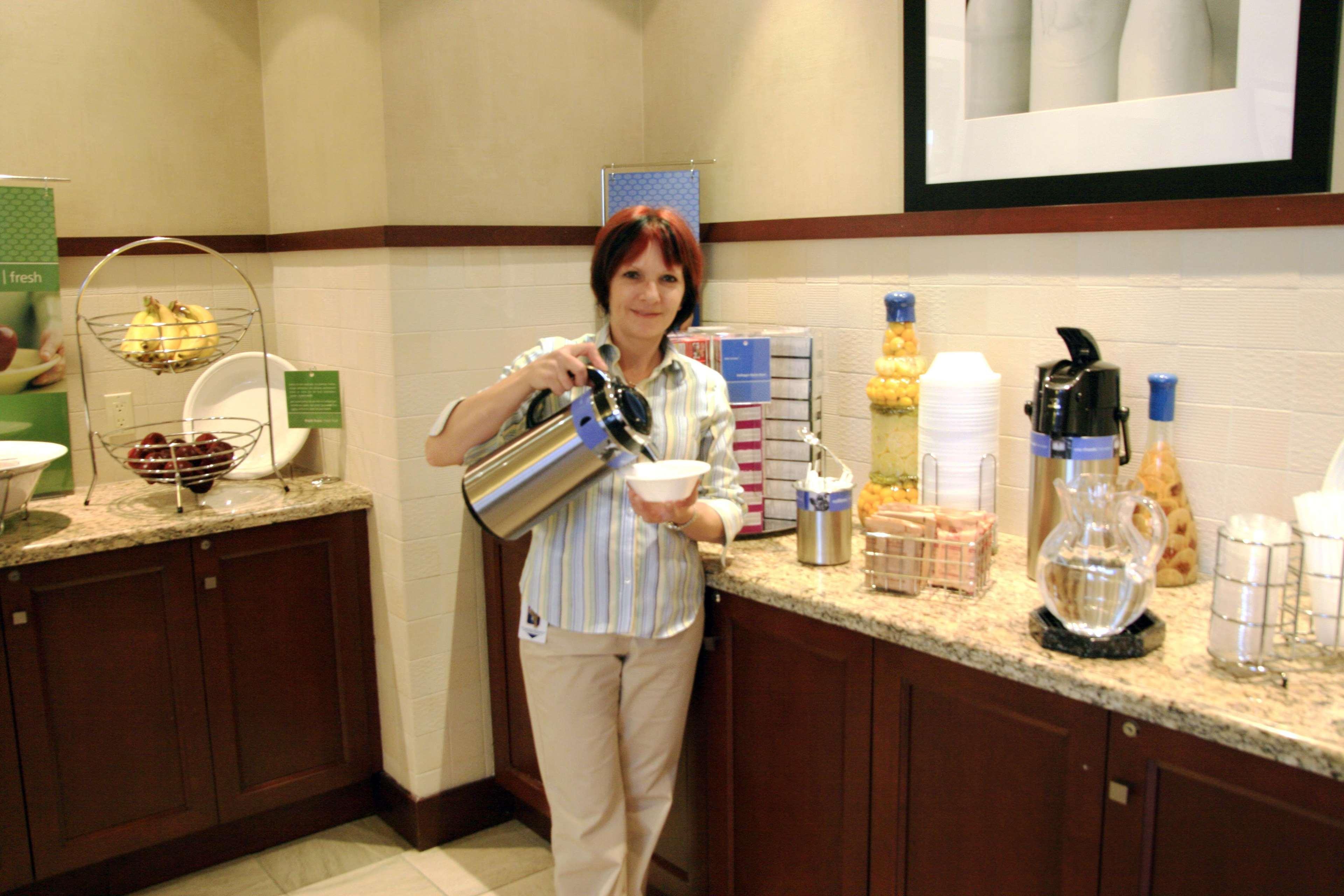 Hampton Inn & Suites Laval Restaurang bild