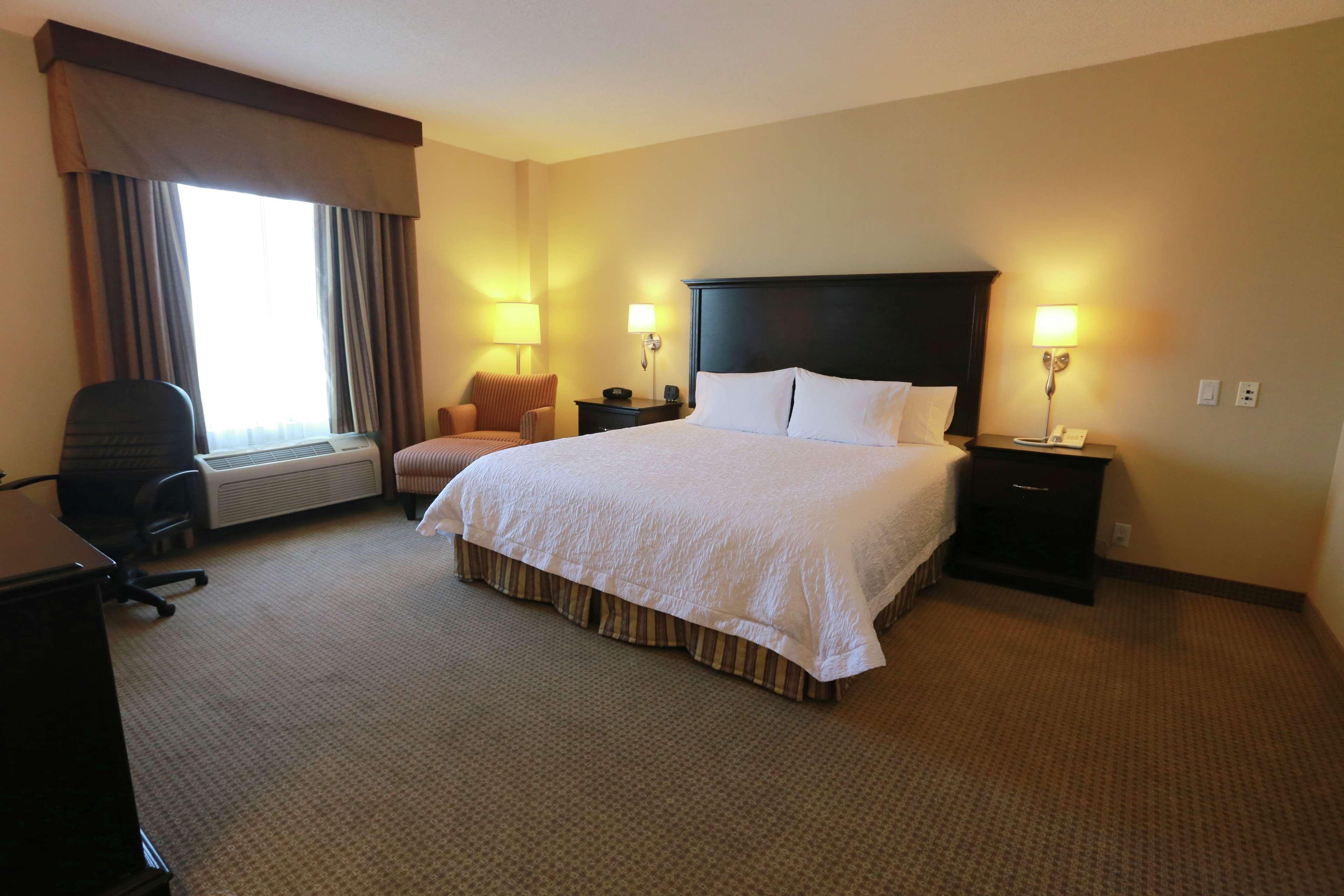 Hampton Inn & Suites Laval Exteriör bild