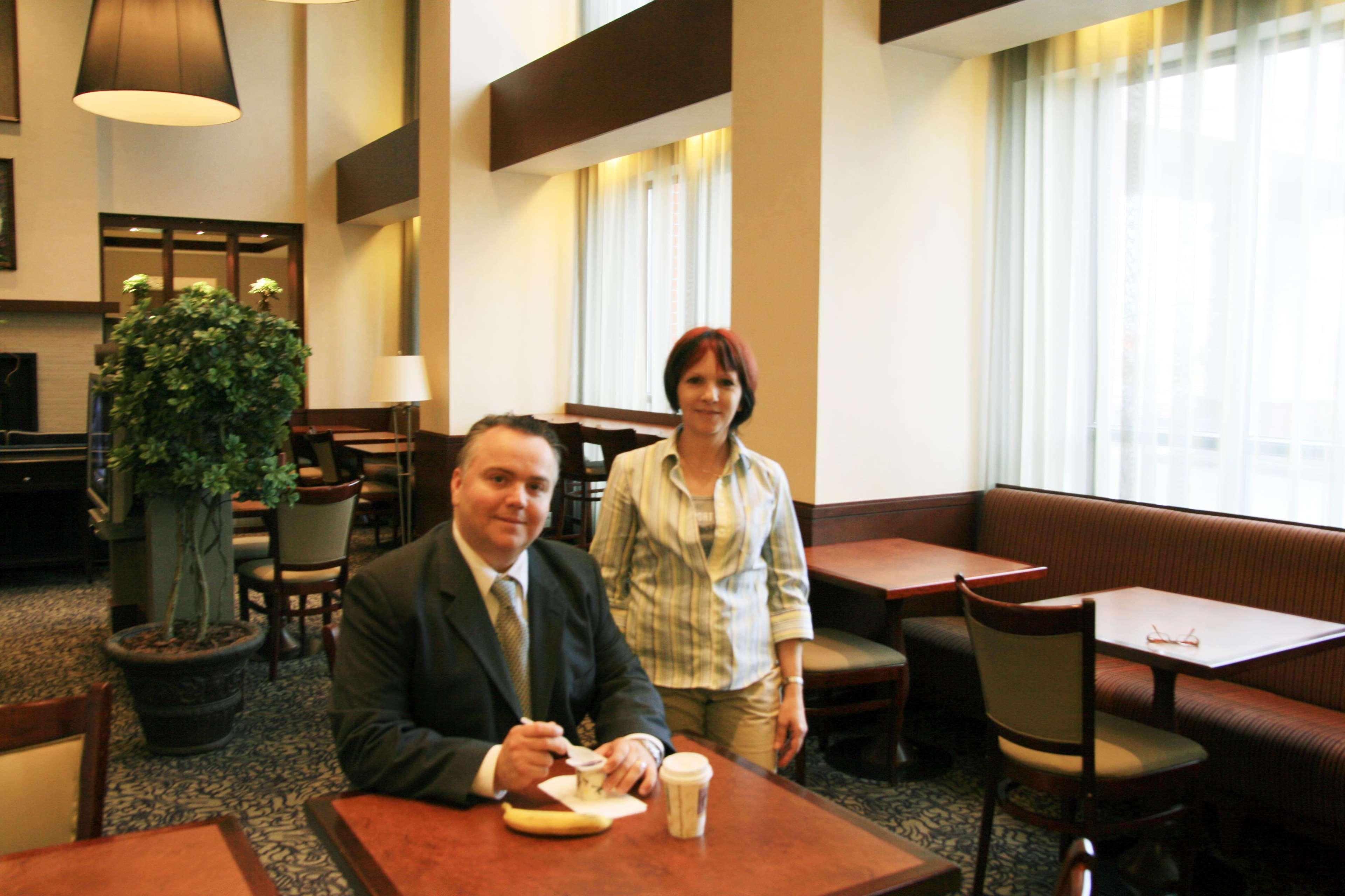 Hampton Inn & Suites Laval Restaurang bild