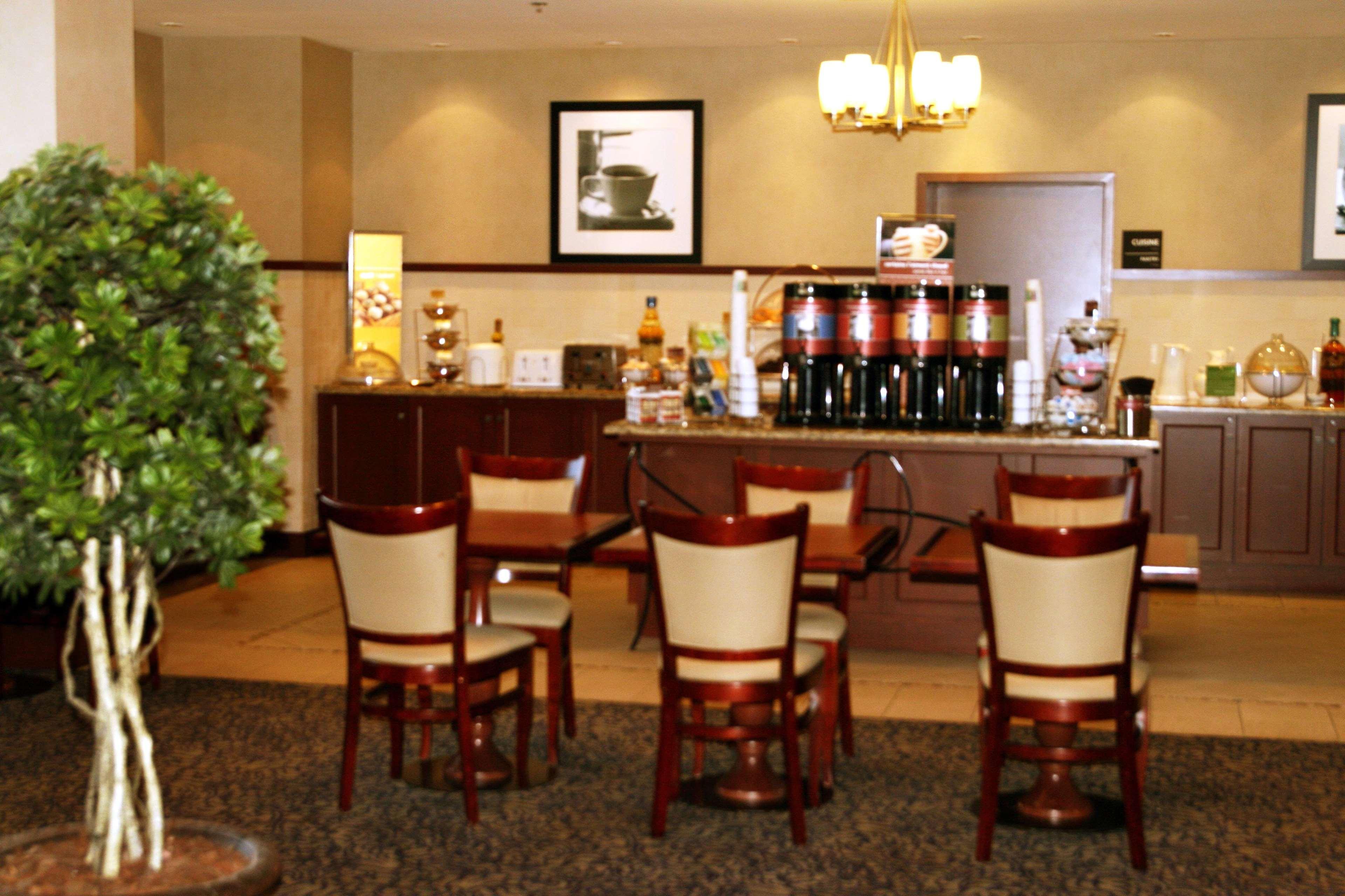 Hampton Inn & Suites Laval Exteriör bild