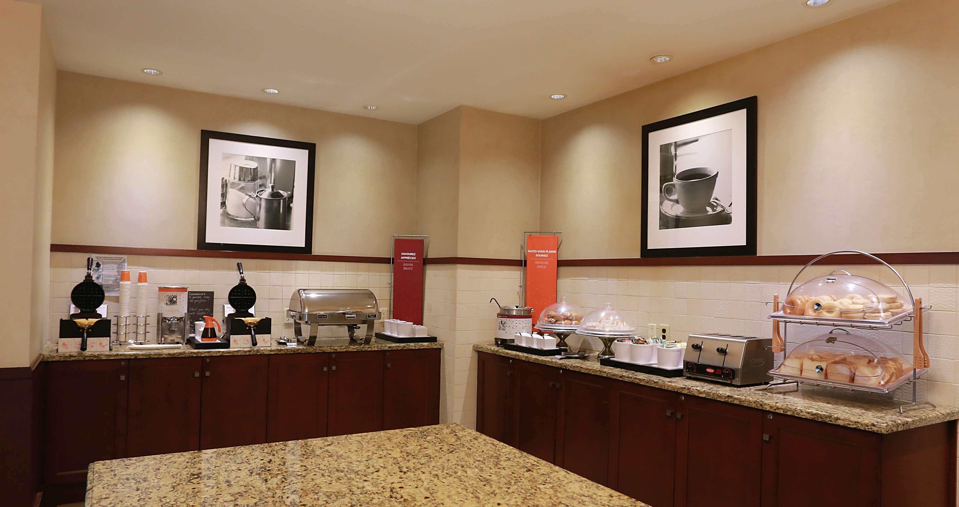 Hampton Inn & Suites Laval Exteriör bild