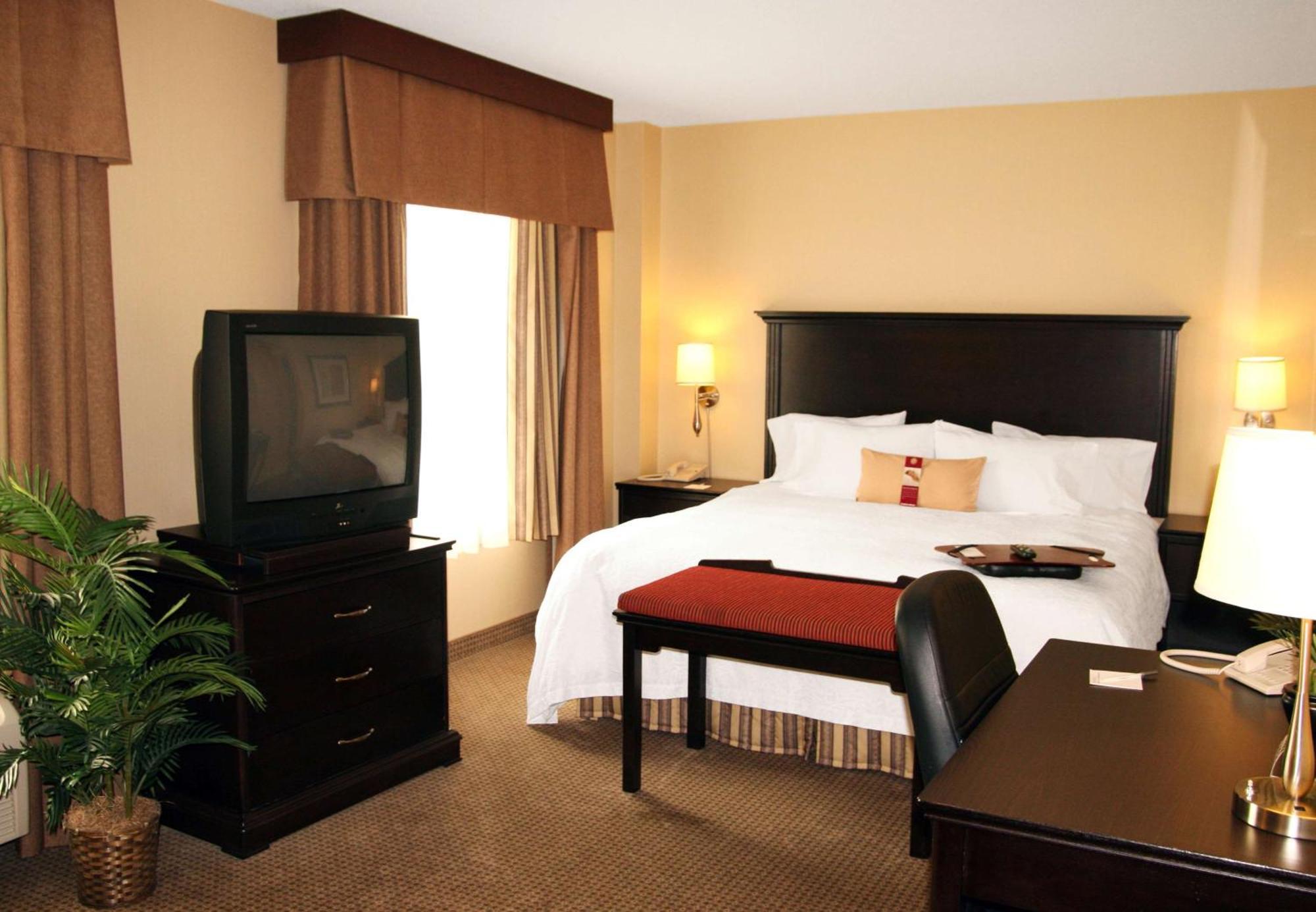 Hampton Inn & Suites Laval Exteriör bild