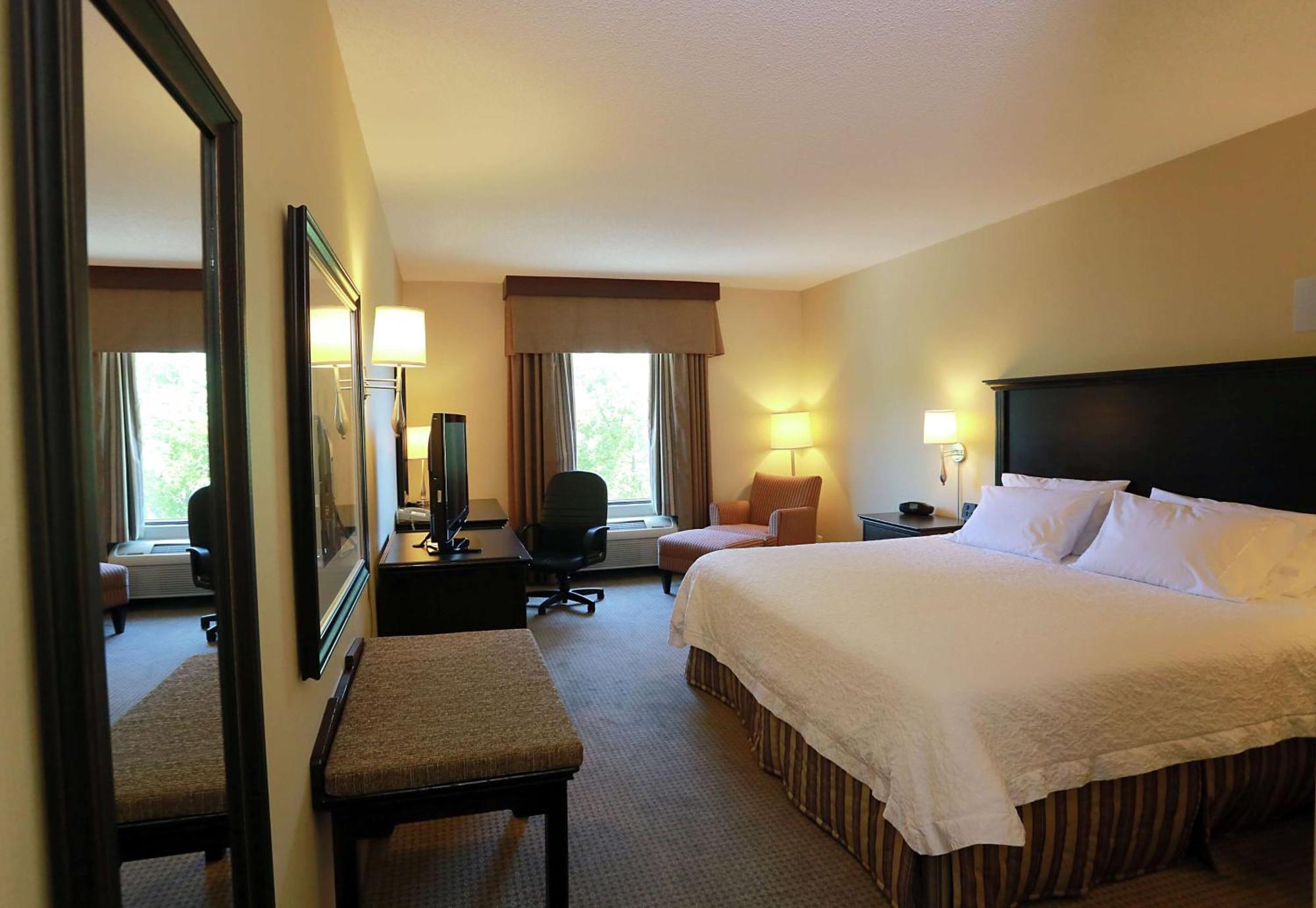 Hampton Inn & Suites Laval Exteriör bild