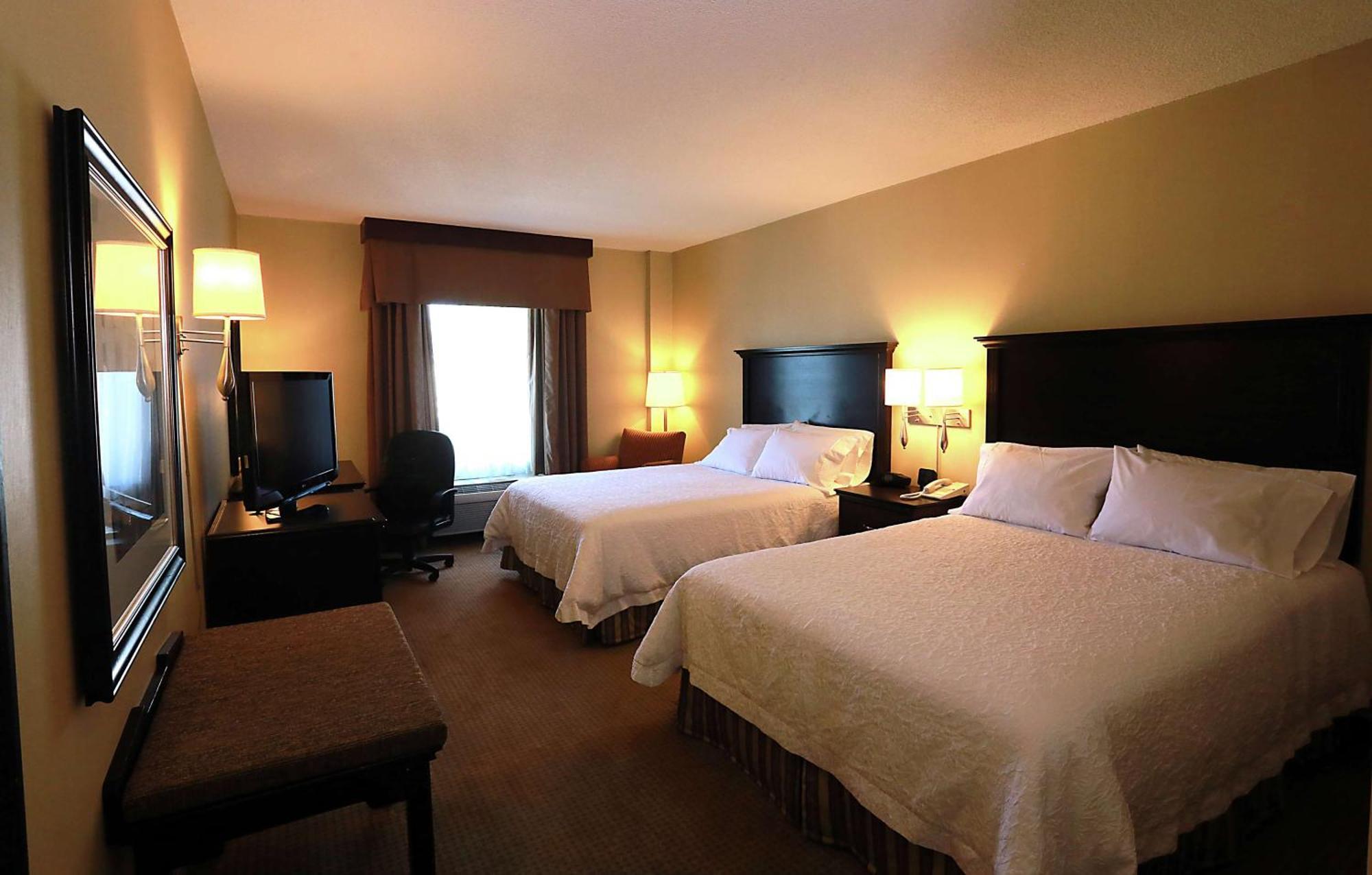 Hampton Inn & Suites Laval Exteriör bild
