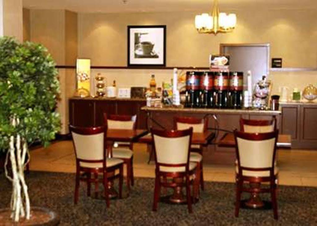 Hampton Inn & Suites Laval Exteriör bild